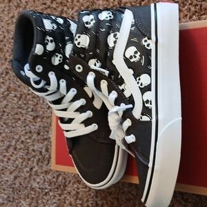 NIB Boy's Vans Filmore Hi Top Glow In The Dark Skull Gray Sneakers, Sz 2 Youth
